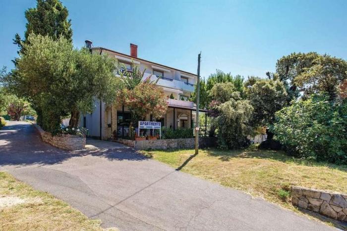 Apartments and rooms with parking space Banjol, Rab - 23468