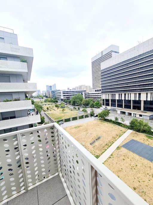 Superbe appartement au pied du RER A et lArena