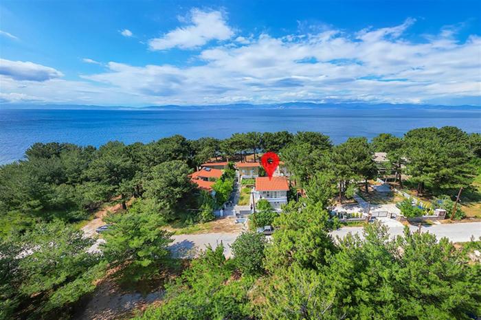 Helios Seafront Villa Rachoni - 3 bedrooms 7 guests