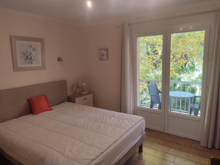 T 1 avec terrasse face rivière à 1 min des thermes