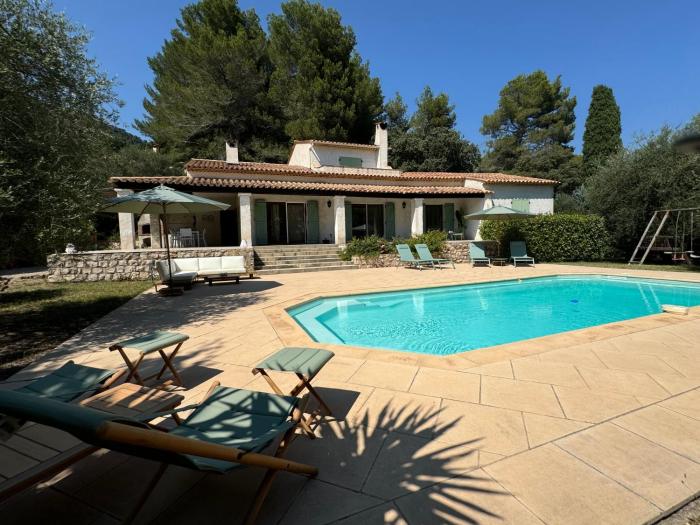 LOliveda - complètement climatisée, piscine, calme, proche commerce et lac, ski à 45min