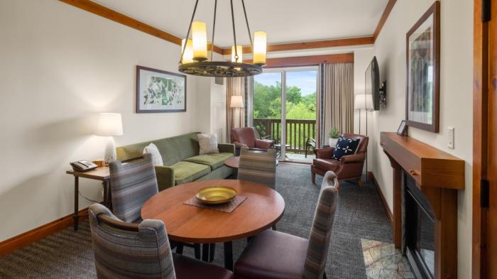 1310A 2bdrm - Lodge At Spruce Peak - Stowe Mt Resort- Ski in Ski out - Sleeps 8