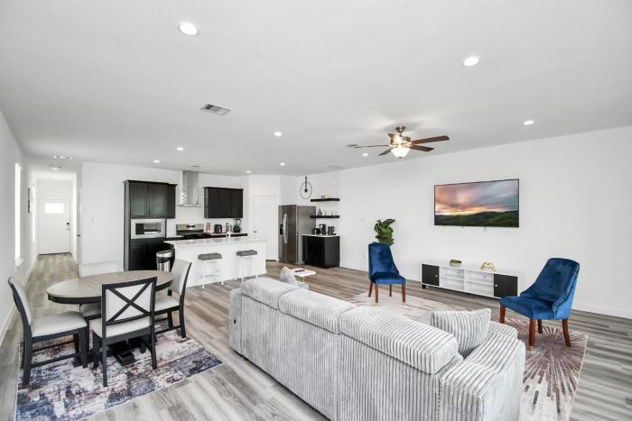 Lakeside 4 Bedroom With King Bed Near Downtown