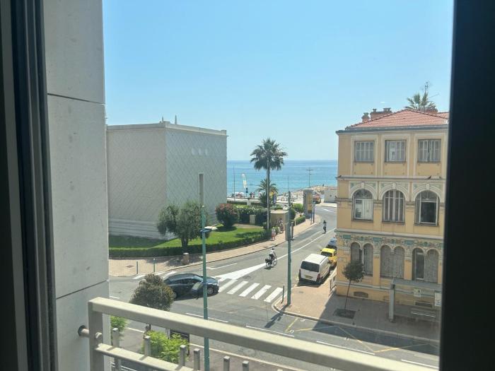 Appartement Neuf et Équipé À Deux Pas de la Mer et Face au Casino en Plein Centre