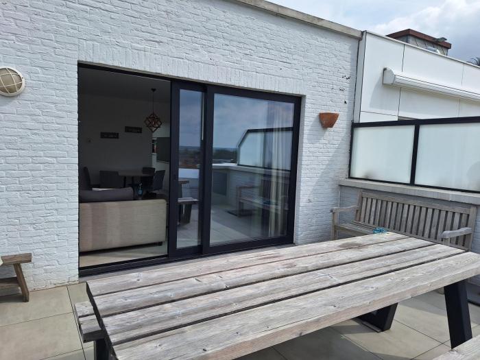 zonnig vernieuwd penthouse dicht bij het strand