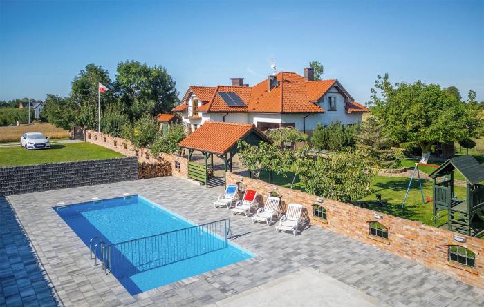 Nice Home In Darlowo With Wifi