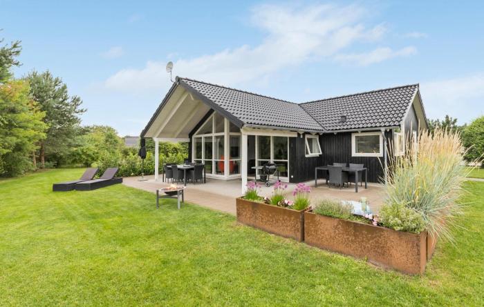 Three-Bedroom Holiday Home In Glesborg