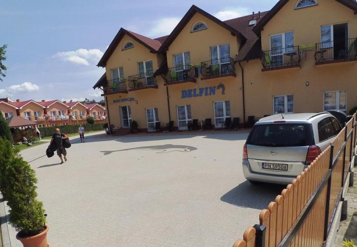 Delfin -przy plaży, widok na morze