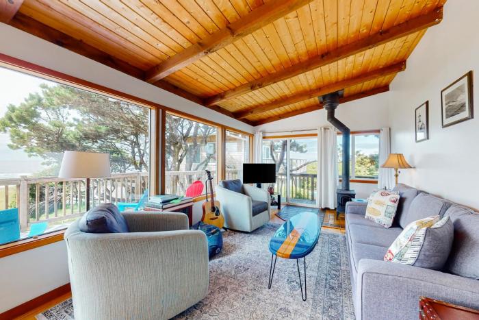 Shoreline Cottage Oceanfront Vacation Rental