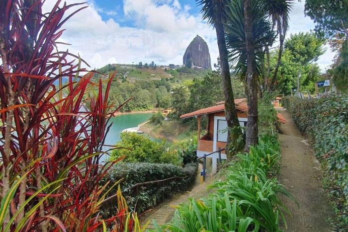 Hermosa cabaña frente al lago y la piedra 4