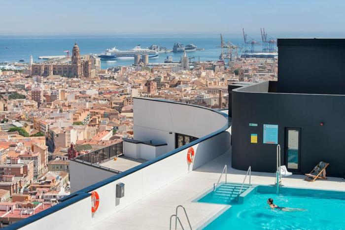 Urban Jungle in Malaga Center, 18th Floor, Rooftop pool, Free Parking