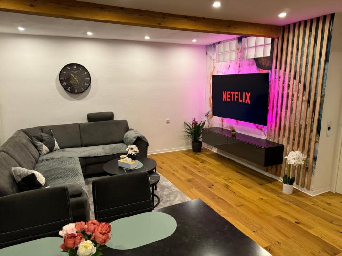 Best Central Apartment - am Marktplatz - Up to 5 - Next to Frankfurt and Hanau - Coffee and Snacks - Netflix, Prime, Disney