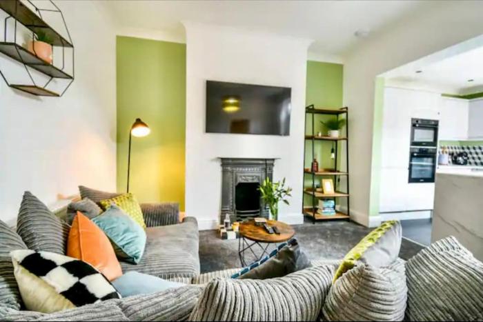 Benson House 4 Bedrooms Workstays UK