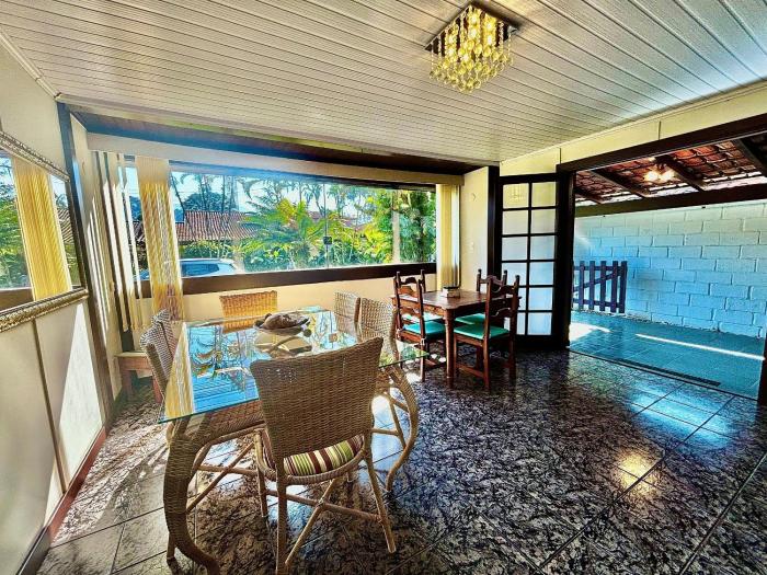 Casa em condomínio Luxuoso de Angra dos Reis que comporta até 8 pessoas.