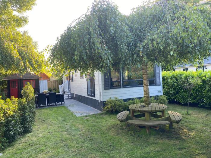 Mooi chalet in havenplaatsje op fietsafstand van het strand bij Ouddorp