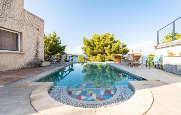 5 Bedroom Stunning Home In Zman