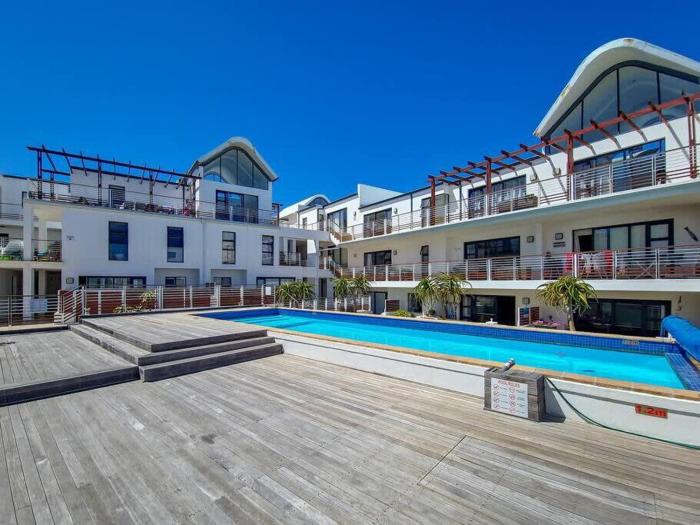 Family fun-sea,sand,surf convenience-pool, balcony