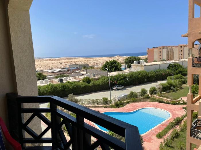 شالية بالرووف غرفتيين مكييف للأيجار بقرية ايماريتس هايتس بالساحل الشمالي - A chalet with a rooftop and two air-conditioned bedrooms for rent in Emirates Heights , North Coast