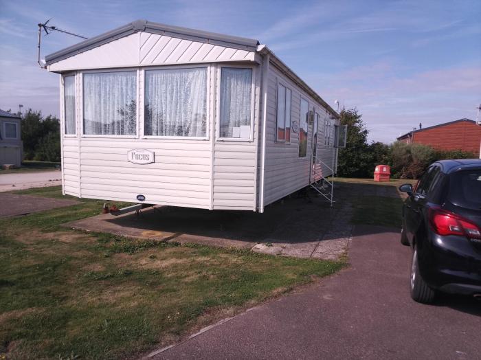 Caravan - Sleeps 8 - Pets Ok - Parking - Patio