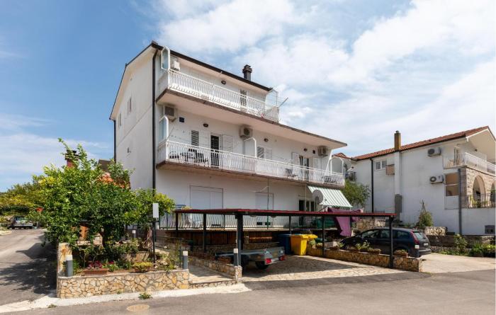 1 Bedroom Amazing Apartment In Ploce