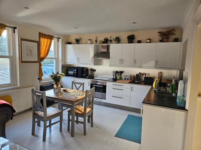 Lovely apartment in Barnes and garage