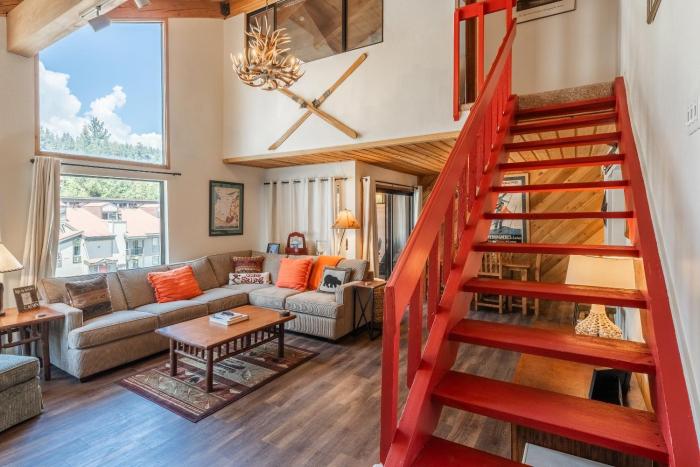 Courchevel #15 - 2 Bedroom, 2 Bathroom, Sleeps 6! Just steps to Canyon Lodge!