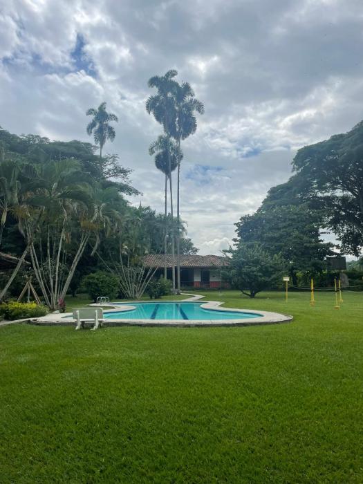 Habitacion Casa Campestre con piscina en Buga