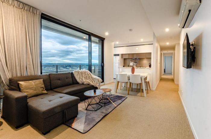 Luxury living on top floors 3 Bedroom Mel CBD Pool