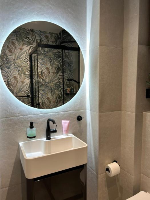 Room with jungle bathroom