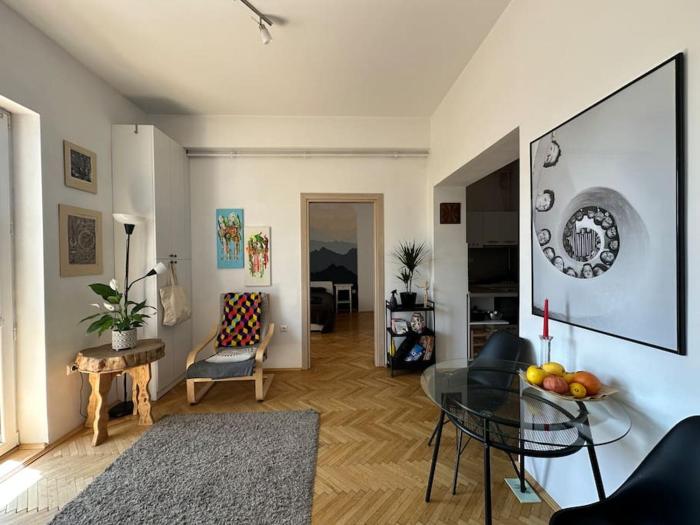 2 Bedroom Artsy Apartment