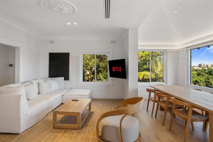 3BR Entire Lvl Penthouse with Views Darling Point