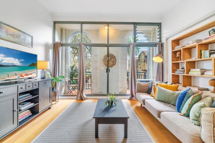 Tranquil 2-Bed Retreat with Parking in Surry Hills