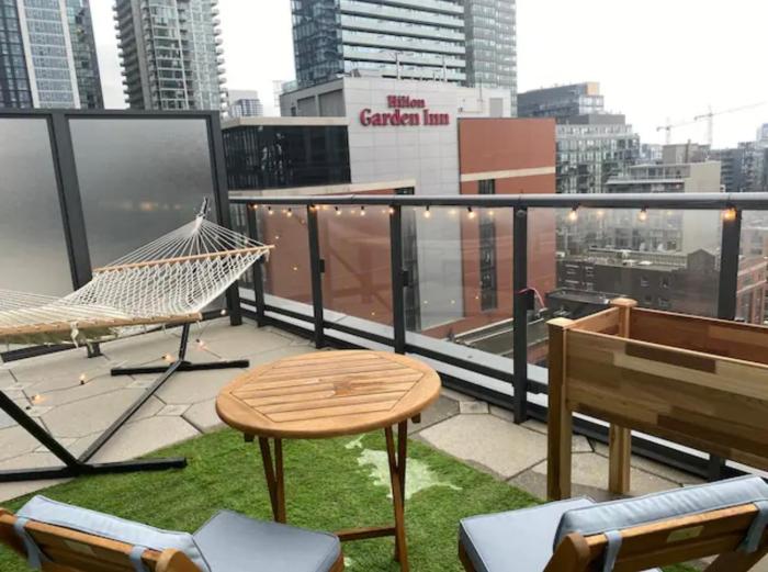 Bright 1BR w Large Terrace - Entertainment District