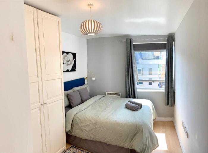 Modern 2 bed 2 bath opp tube station