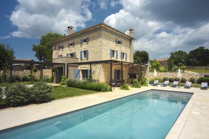 Villa PI for 8 people in Central Istria with heated pool & large garden