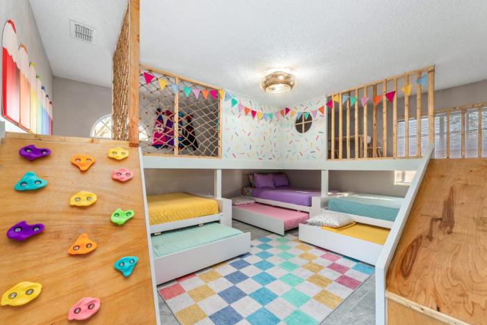 7 BR Heated Pool, Game Room, Theater, Sleeps 25