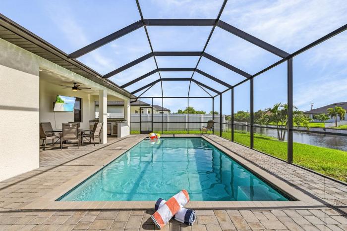 Tranquil Canal Views, Saltwater Pool - Modern Retreat on the 21st - Roelens