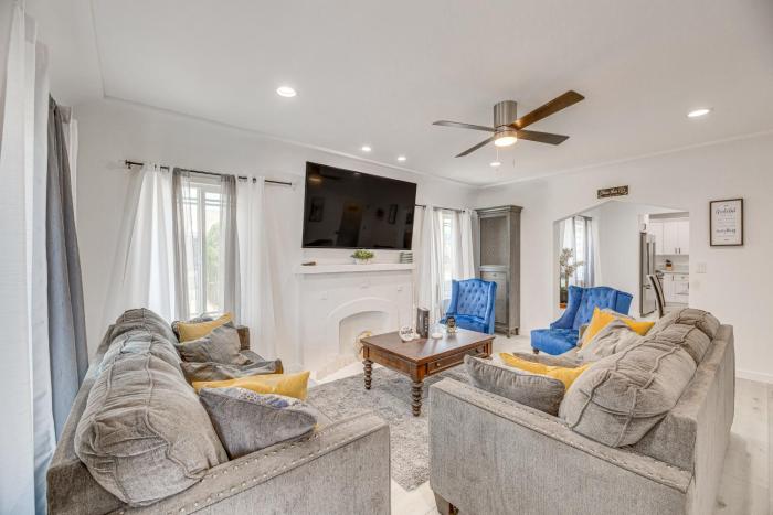 2 Mi to Citadel Outlets! East LA Retreat Near I-5