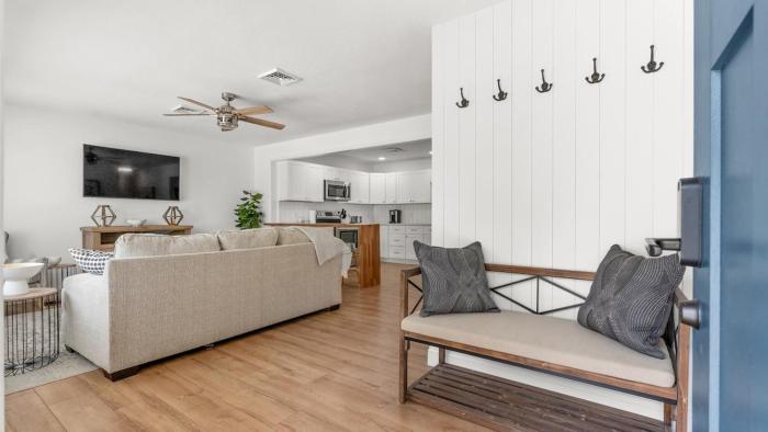 Spacious 2 bedroom just a 2 min walk to the beach!