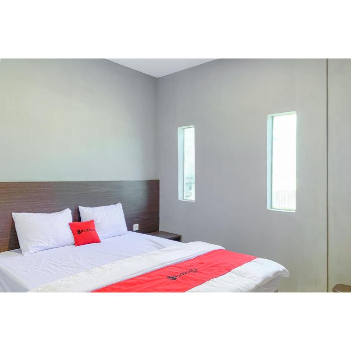 RedDoorz Plus at D San Residence Buah Batu