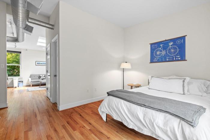 Logan Circle Carriage House 1b-1b Central & Bright