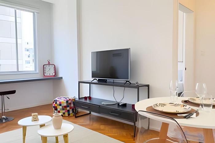 HR.113 - Apartamento recentemente reformado com 2 dormitorios para alugar no posto 10 de Ipanema