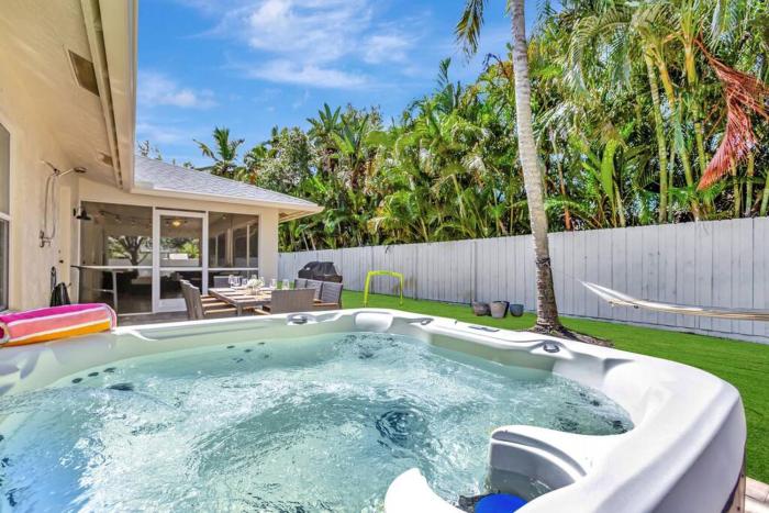 Hottub! Mini Golf! Water Access! Pets! 5min beach!