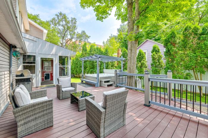 Saratoga Springs Home with Hot Tub Walk to Downtown