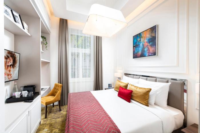 Three Corners Avenue Hotel
