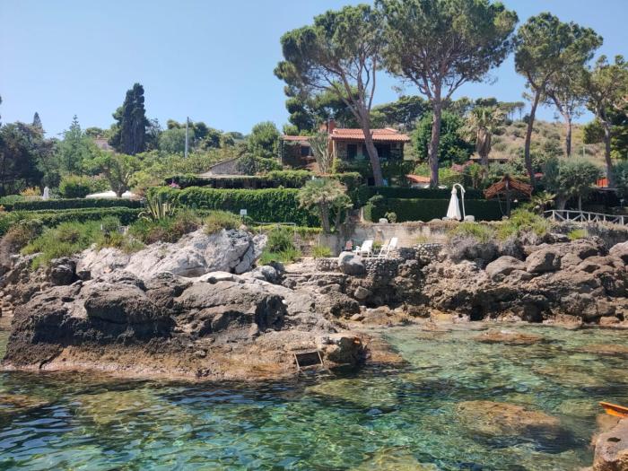 Alle due Torri, villa sulla roccia a picco sul mare