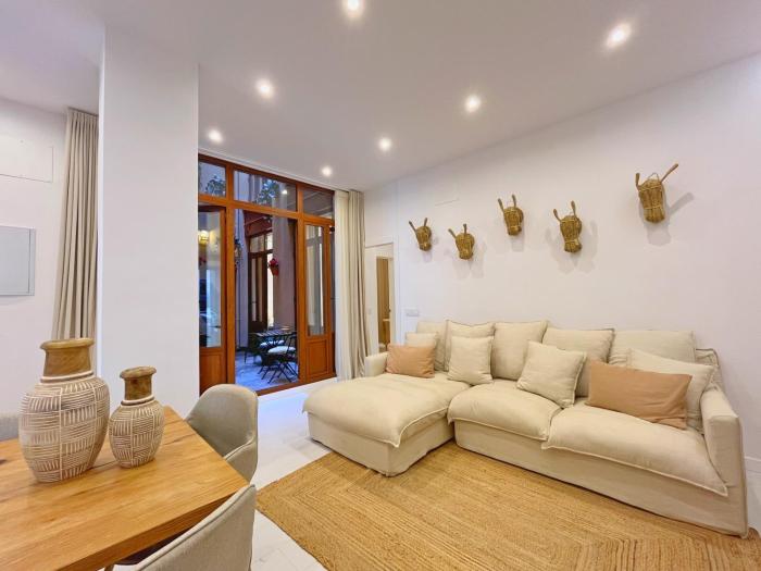 Piso con patio, 3 habitaciones, en La Goleta