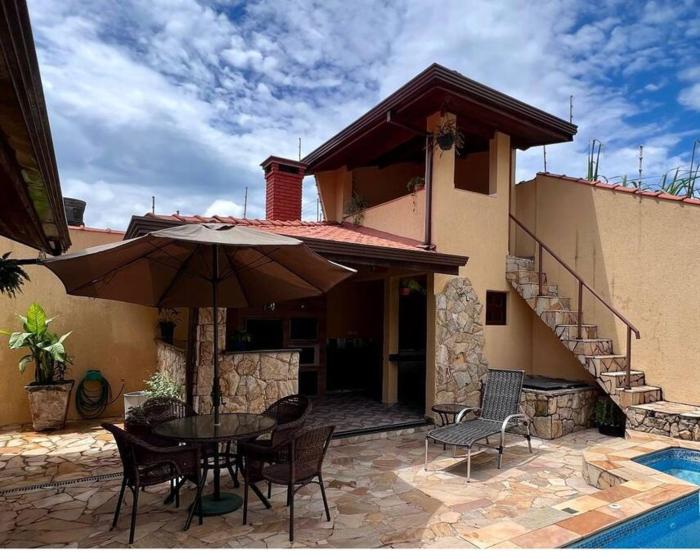 Linda casa com piscina e espaço gourmet