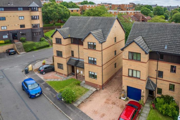 LANGLEY HOUSE 5beddouble with smart TV Loved by TRADES teams fully equipped new fitted kitchen FREE PARKING for 3 vehicles