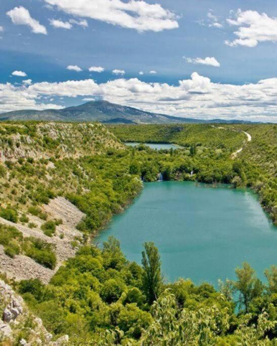 Bedroom for 1, in 100 y old Dalmatian house, under mountain, 14 km to NP KRKA, 35 mins drive to beach